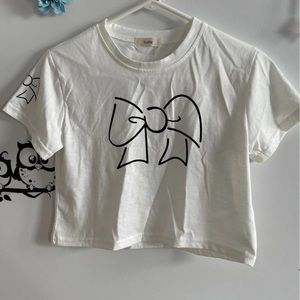 Very cute bow crop white top